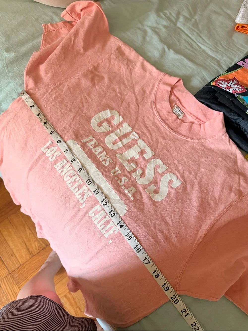 Vintage Guess by Georges Marciano Spell Out Varsity Pink T-Shirt USA Cotton - Picture 5 of 8